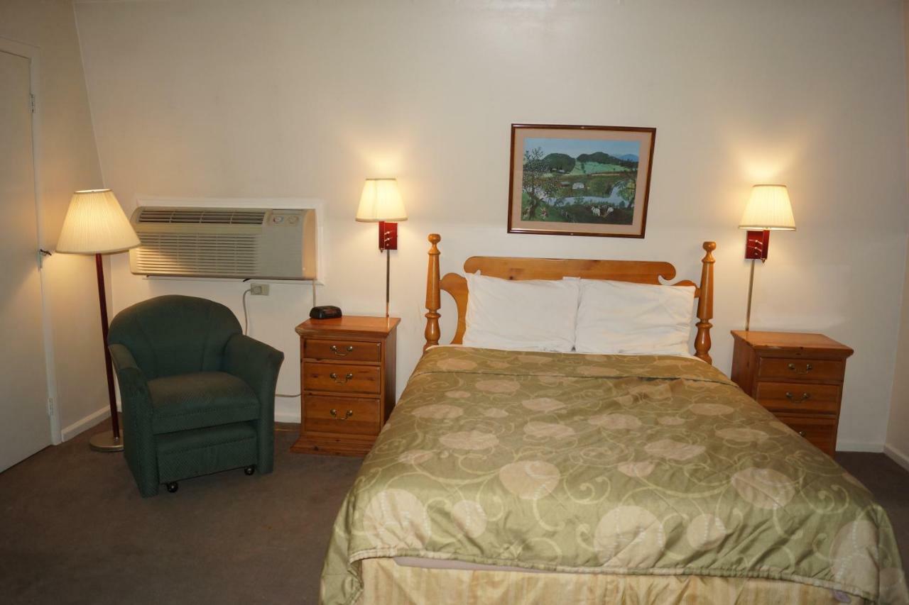 Country Squire Inn And Suites Coshocton Buitenkant foto